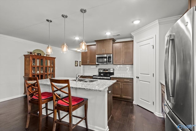 kitchen featuring stainless steel appliances, a sink, crown molding, dark wood-style floors, and backsplash