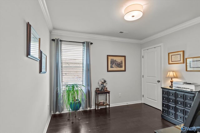 living area with crown molding, dark wood-style floors, and baseboards