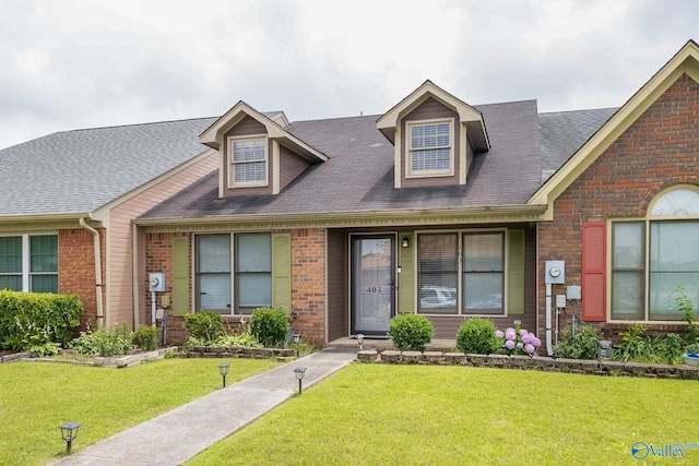 view of front of property featuring a front lawn