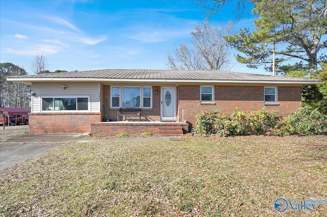 ranch-style house featuring a front yard