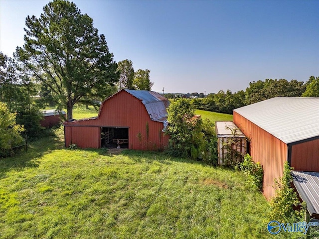 view of yard featuring an outdoor structure