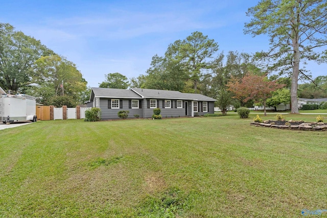 single story home featuring a front lawn