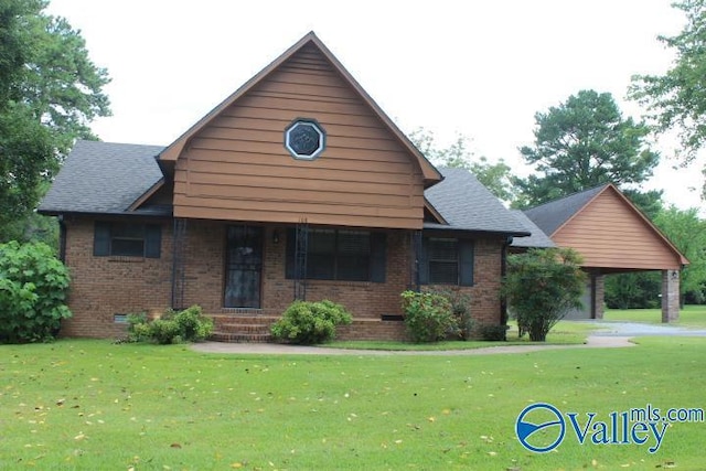 view of front of house featuring brick siding, a front lawn, roof with shingles, and crawl space