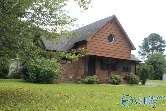 view of front facade featuring a front yard