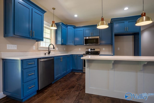 kitchen featuring dark wood-style floors, a sink, stainless steel appliances, light countertops, and blue cabinets