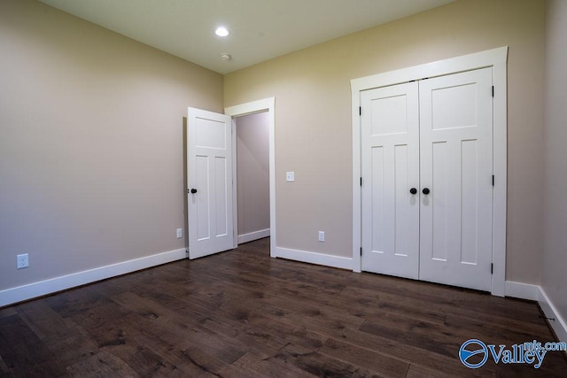 unfurnished bedroom featuring recessed lighting, a closet, baseboards, and dark wood finished floors
