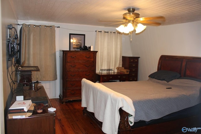 bedroom featuring dark wood-type flooring and a ceiling fan