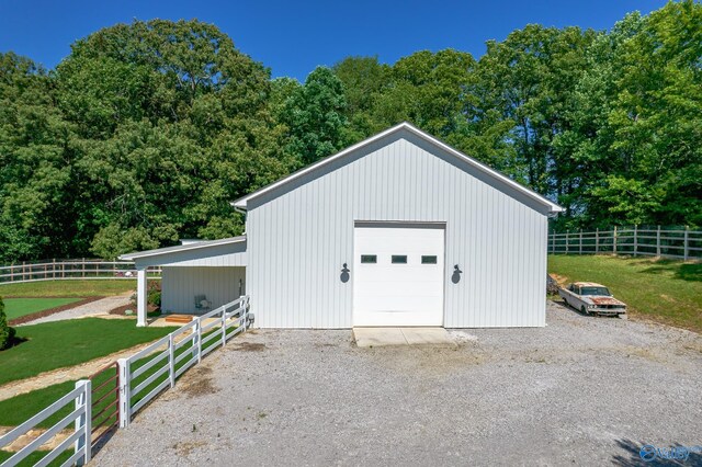 view of outdoor structure with an outdoor structure, an exterior structure, and gravel driveway