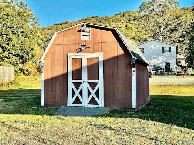 view of outdoor structure featuring a yard