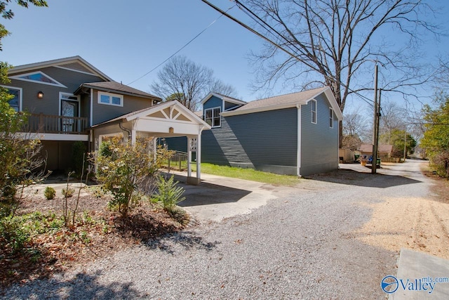 view of front of property with gravel driveway