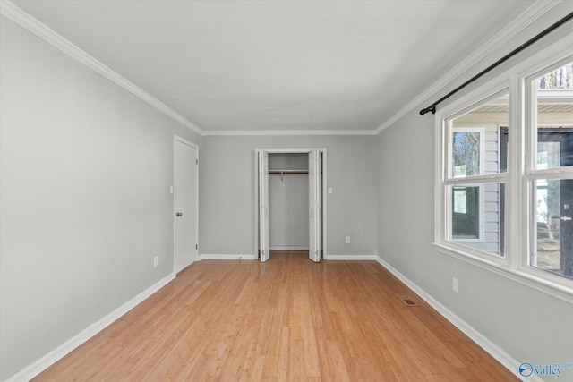 839 Bow Range Rd, Guntersville, AL 35976 - unfurnished bedroom featuring crown molding, a closet, light wood-style flooring, and baseboards