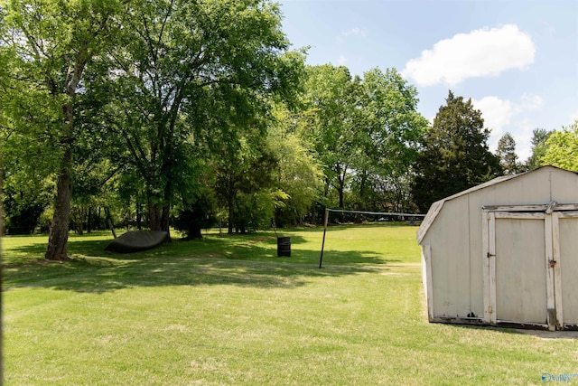 view of yard with a storage shed