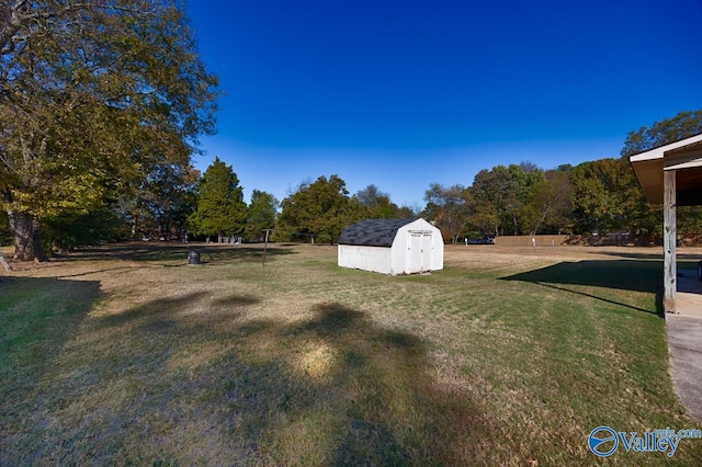 view of yard with a storage unit