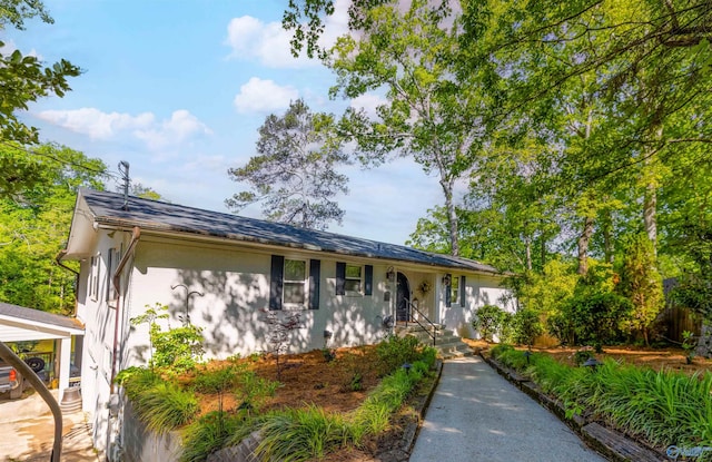 ranch-style home featuring stucco siding