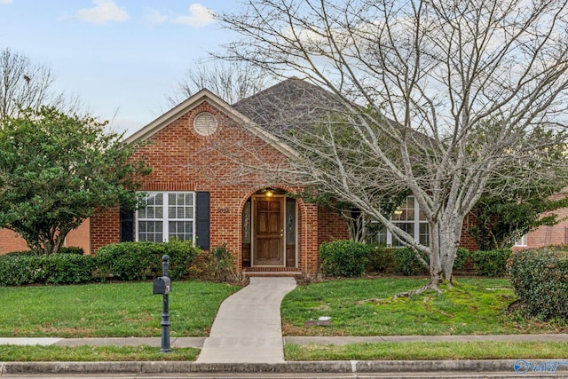 view of front facade featuring a front lawn