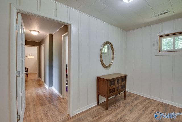 7615 Scottsboro Hwy, Scottsboro, AL 35769 - hall featuring visible vents, light wood-style flooring, and a decorative wall