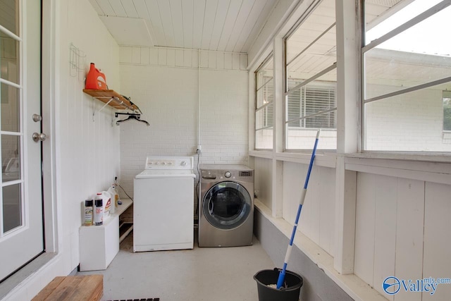 7615 Scottsboro Hwy, Scottsboro, AL 35769 - clothes washing area with independent washer and dryer and laundry area