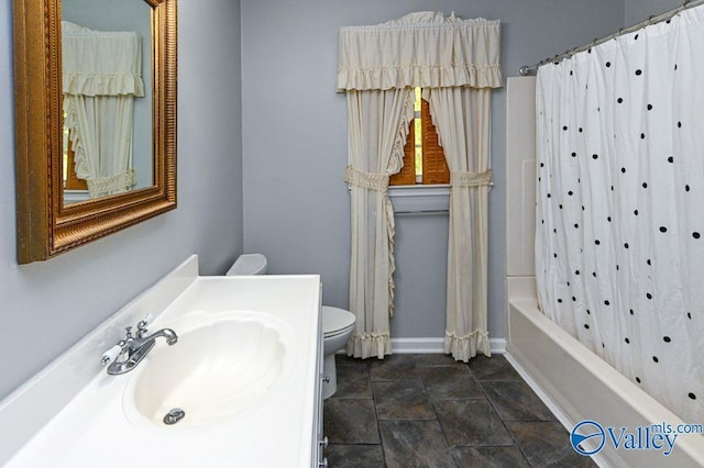 full bathroom featuring shower / tub combo with curtain, baseboards, vanity, and toilet