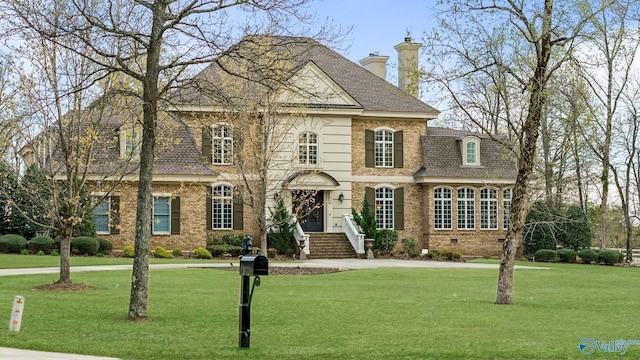 view of front of home featuring a front lawn