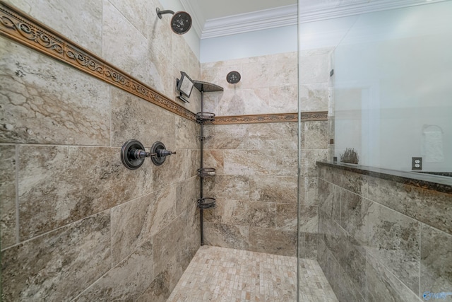 room details featuring crown molding and tiled shower