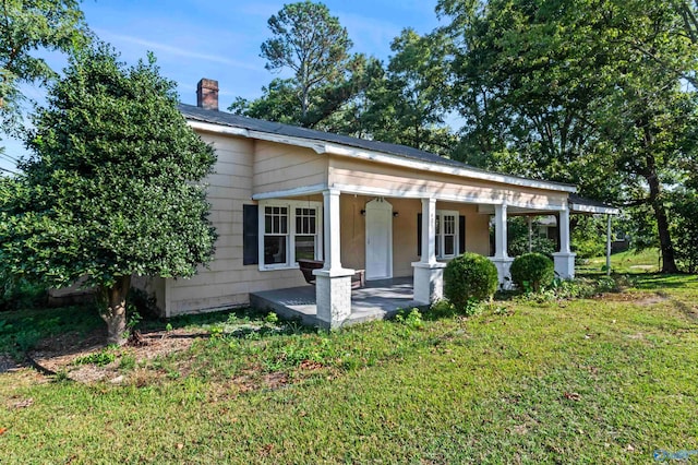 view of front of house featuring a front lawn, covered porch, and ceiling fan