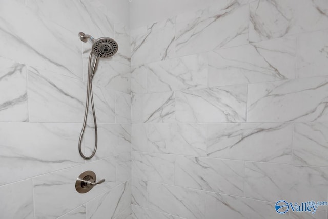 room details featuring a tile shower