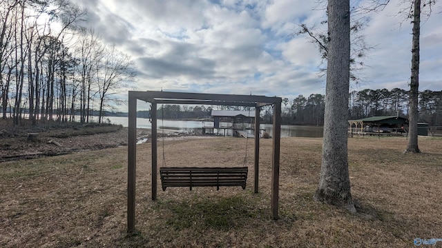 view of yard featuring a water view