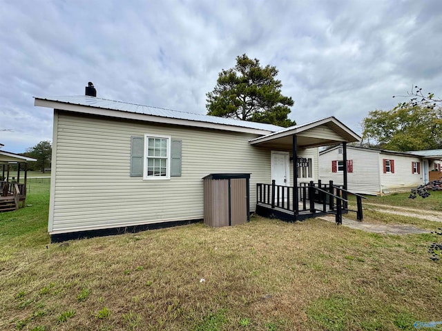 view of front of house featuring a front yard