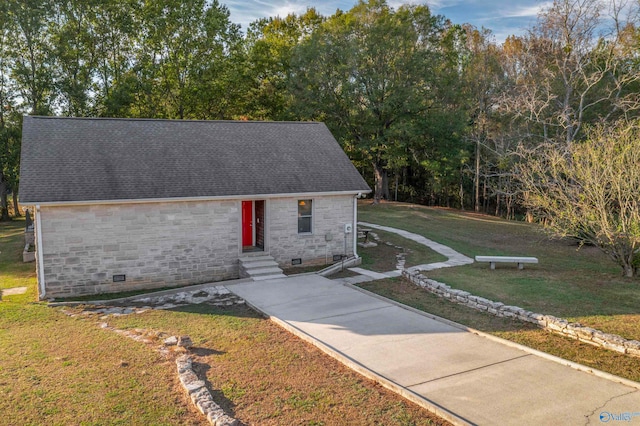 view of front of house with a front lawn