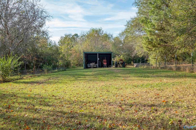 view of yard featuring an outbuilding