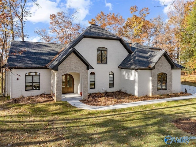 view of front of home featuring a front lawn