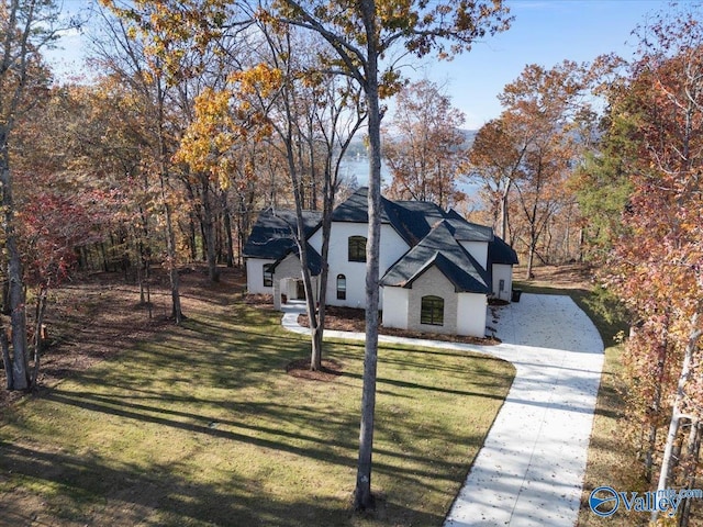 view of front facade featuring a front lawn