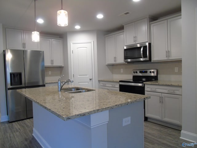 kitchen featuring a sink, a center island with sink, dark wood-style flooring, and stainless steel appliances