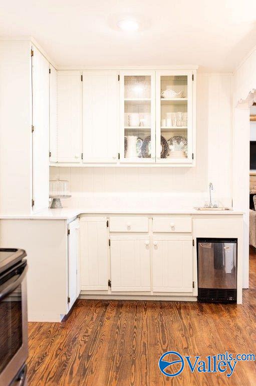 kitchen featuring white cabinetry, stainless steel electric stove, sink, and dark wood-type flooring