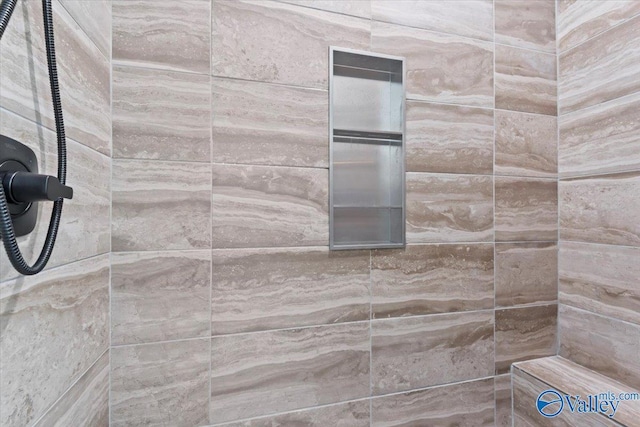 bathroom featuring a tile shower