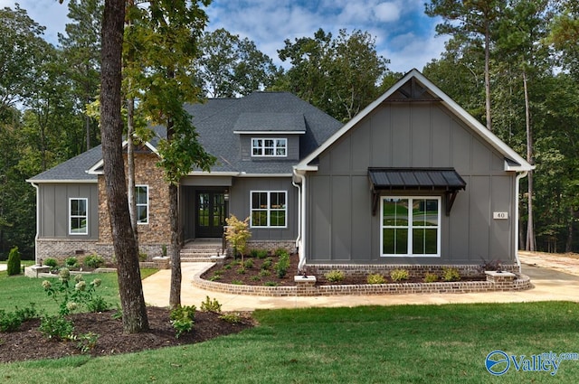 craftsman-style home featuring a front yard