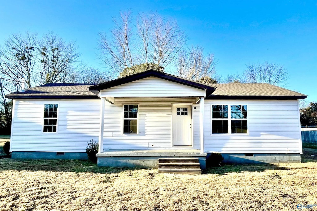 view of front of house featuring a front lawn