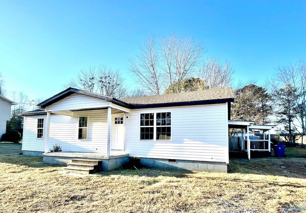 view of front of home featuring a front yard and covered porch