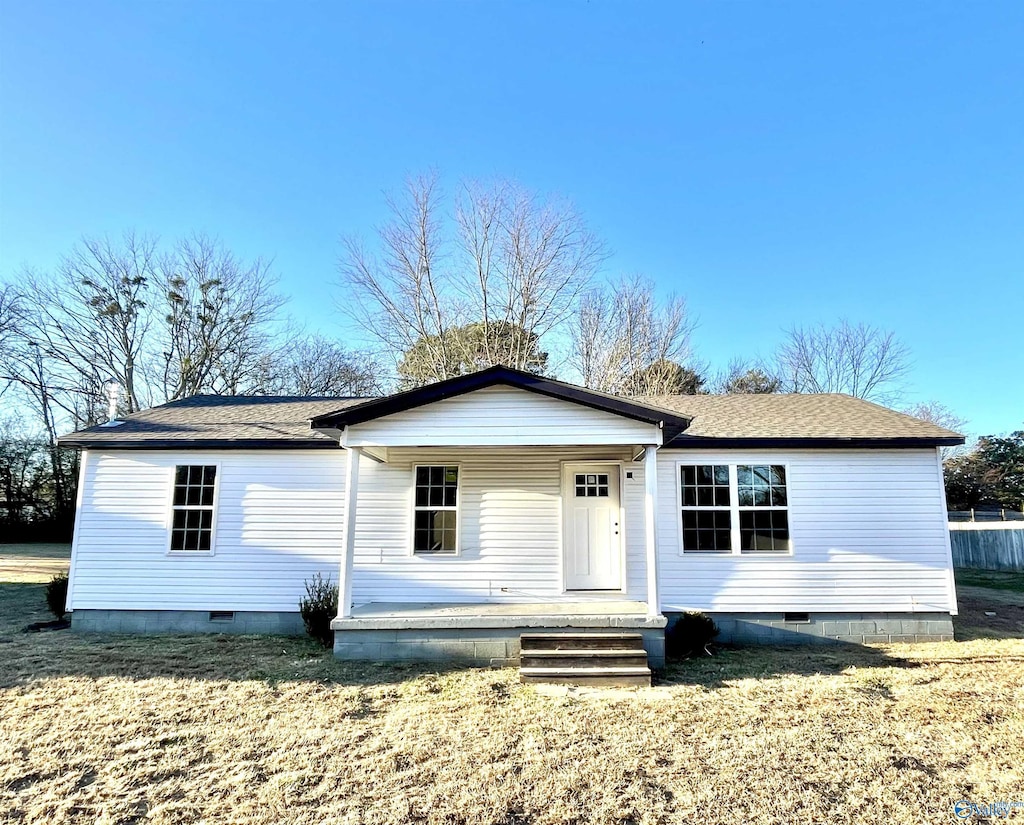 view of front of house featuring covered porch and a front yard