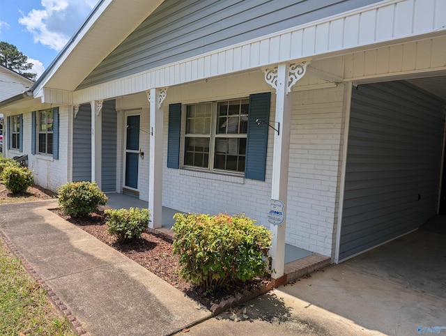 property entrance featuring a porch