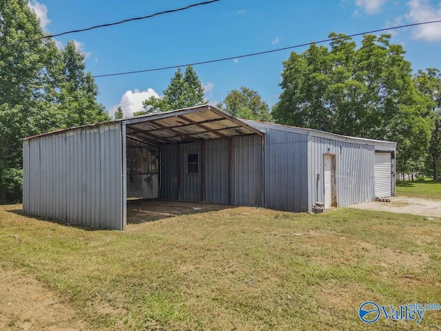 view of pole building featuring a carport and a yard