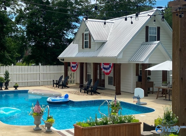 view of swimming pool featuring a jacuzzi and a patio area