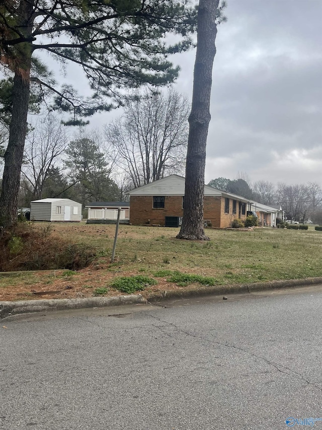 view of front of house with a front yard