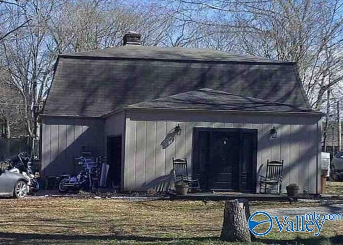 view of outdoor structure with an outbuilding