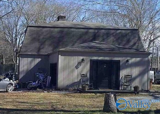 view of outdoor structure with an outbuilding