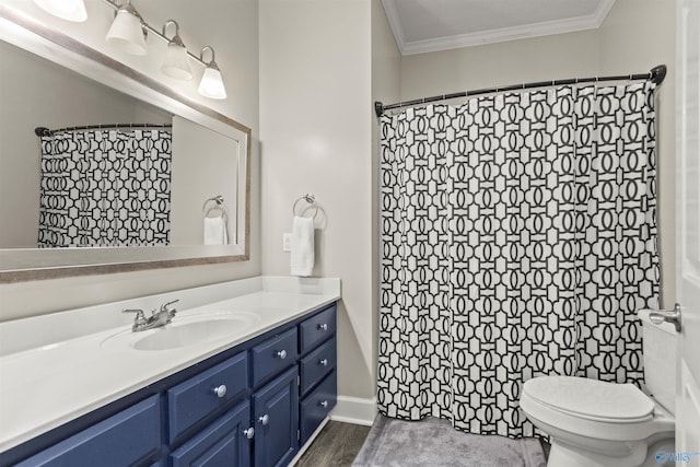 full bathroom featuring toilet, a shower with curtain, crown molding, and vanity