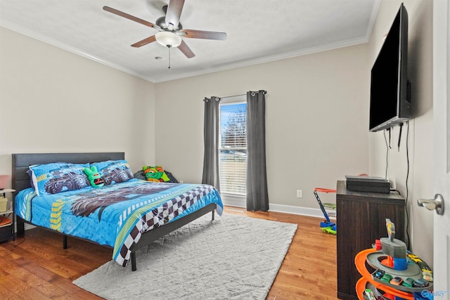 bedroom with light wood-style floors, crown molding, baseboards, and ceiling fan