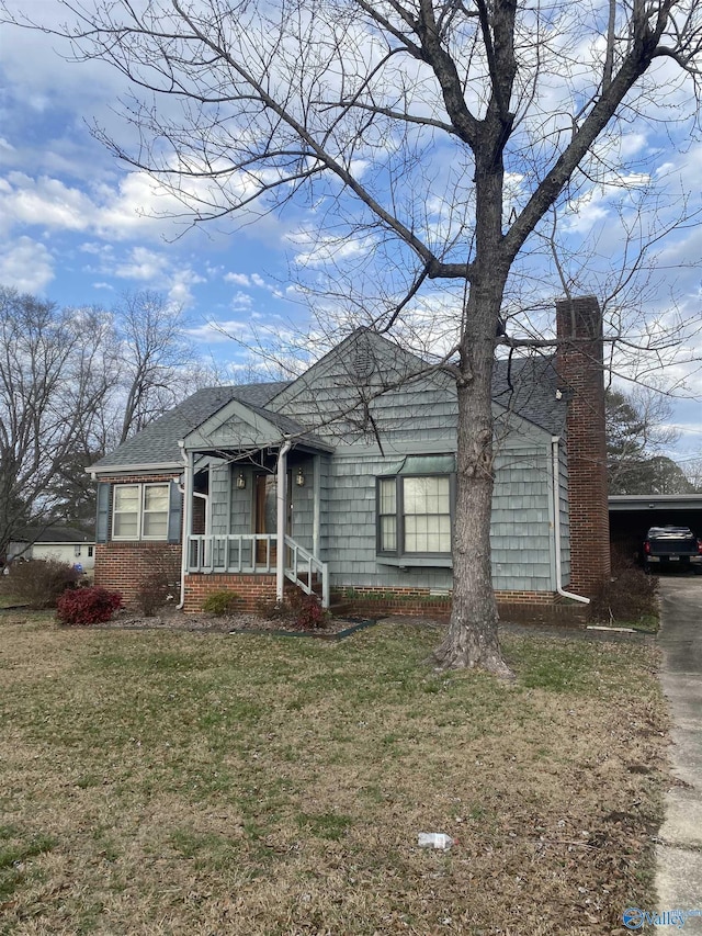 view of front of house featuring a carport and a front yard