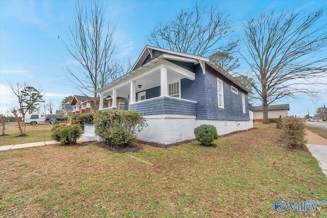 view of front of property featuring a front lawn