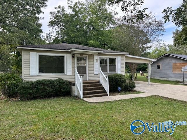 view of front of home with a carport and a front yard